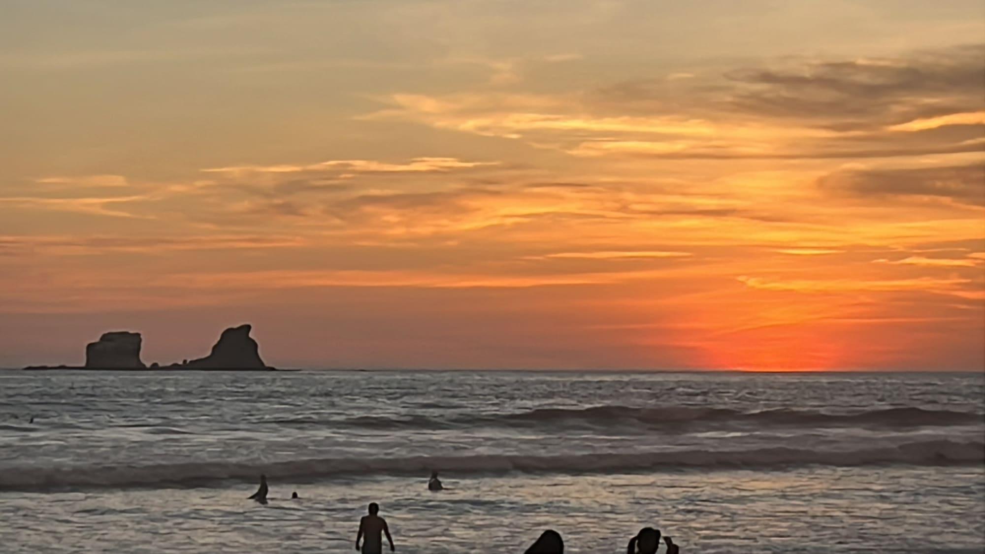 Atardecer en la playa de Ayampe